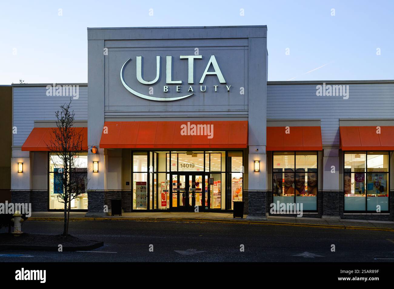 Woodinville, Washington, USA - 26 gennaio 2025; Ulta Beauty business store con cartello e logo all'alba Foto Stock