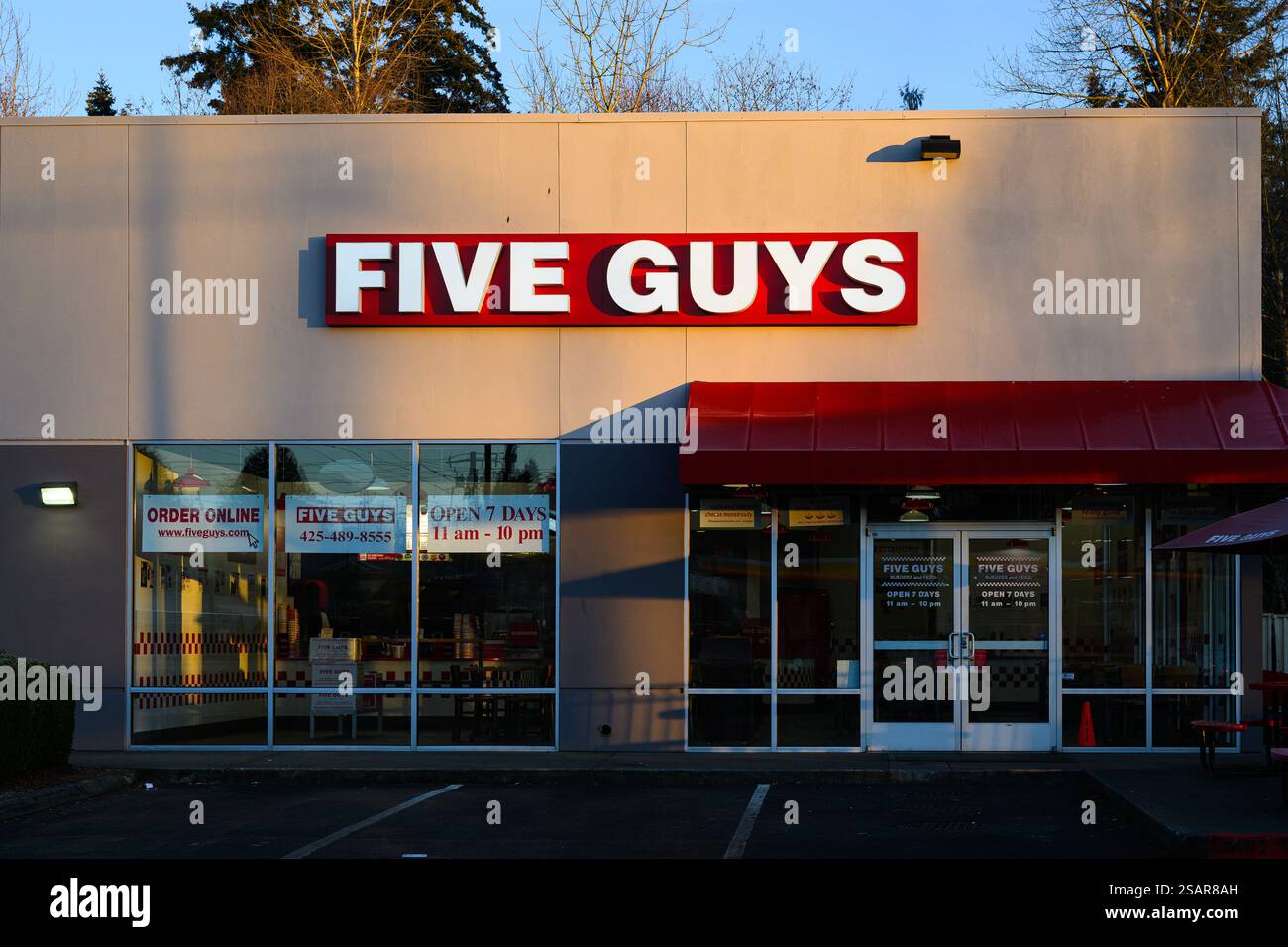 Bothell, Washington, USA - 26 gennaio 2025; firma sulla facciata del ristorante fast food Five Guys sopra l'ingresso Foto Stock