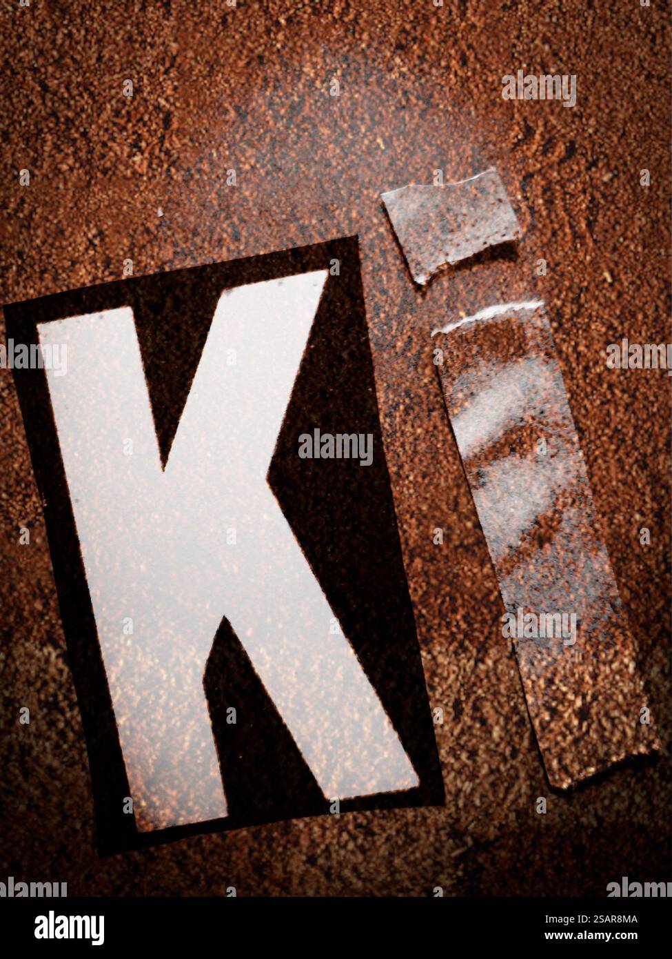 Ritagliare le lettere „KI“ per l'espressione tedesca „Künstliche Intelligenz“ (= intelligenza artificiale) Foto Stock