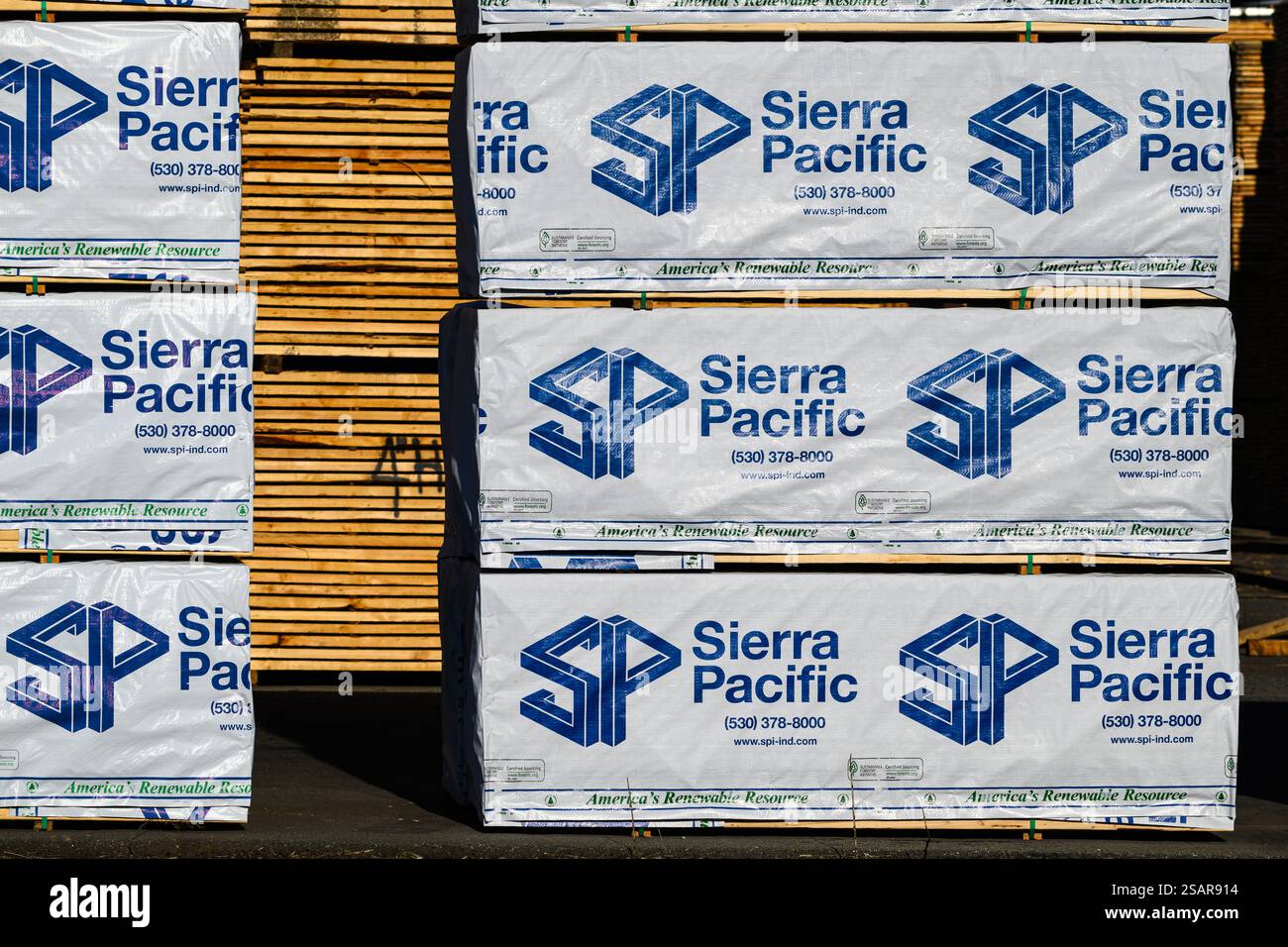 Mount Vernon, WA, USA - 29 gennaio 2025; legname confezionato presso la Sierra Pacific Forest Product Company pronto per la spedizione Foto Stock