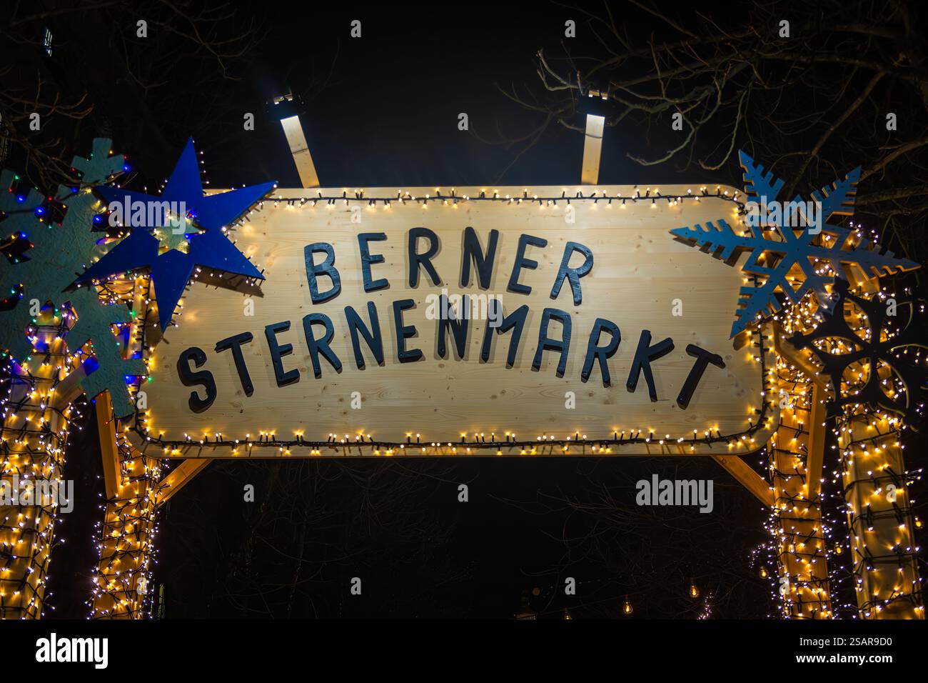 Berna, Svizzera - 4 dicembre 2024: Berner Sternenmarkt - mercato delle stelle di Berna - è un popolare e magico mercatino di Natale a Berna, Svizzera Foto Stock
