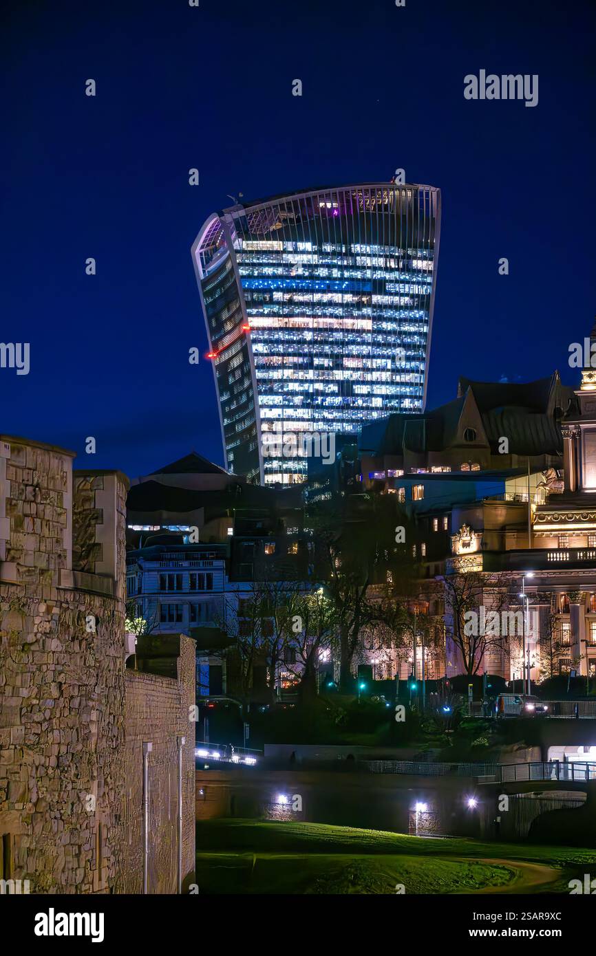Londra, Regno Unito - 25 novembre 2024: Il 20 Fenchurch Street o Walkie-Talkie Building è il quinto edificio più alto di Londra. La notte di Natale io Foto Stock