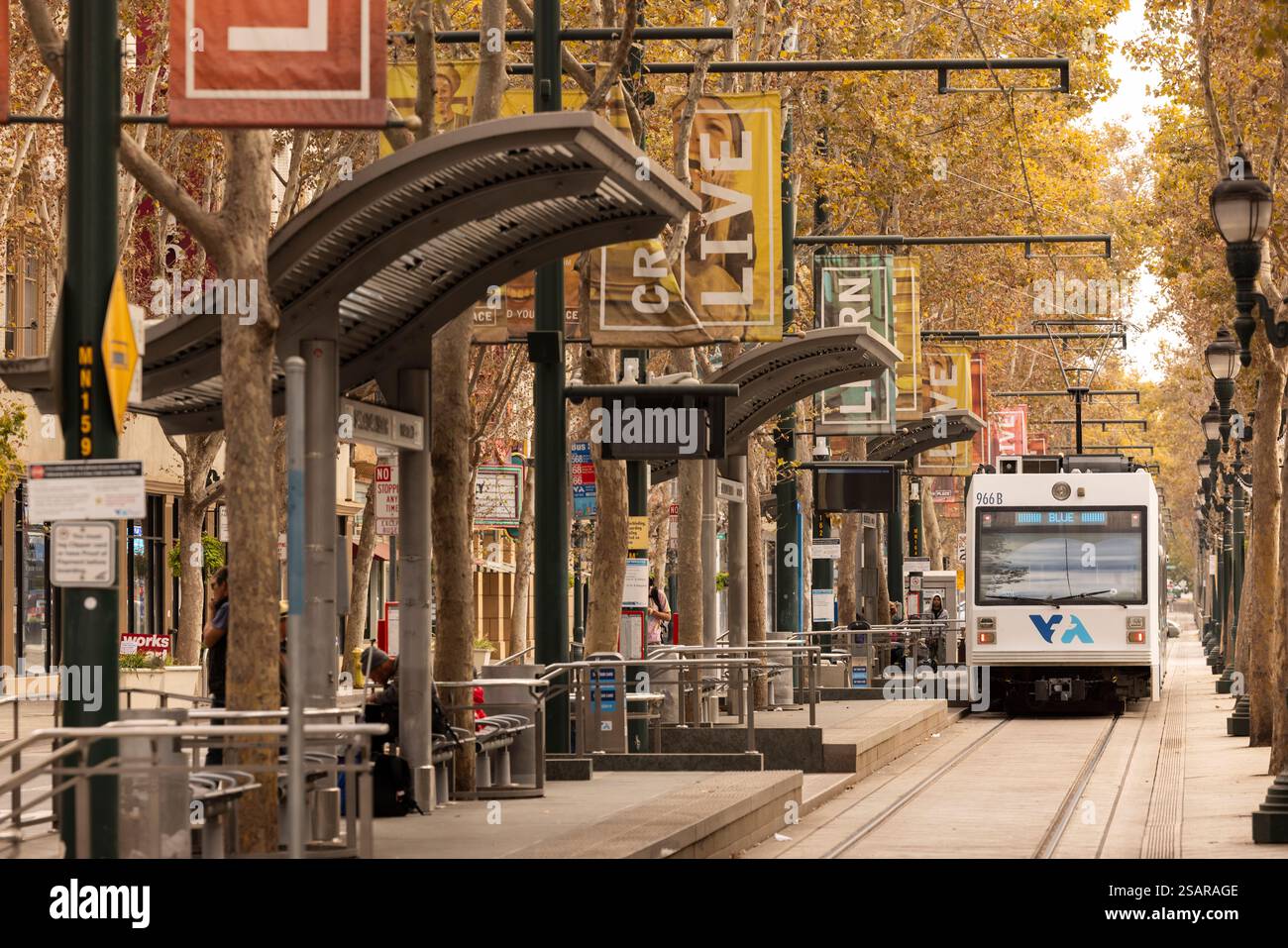 San Jose, California, USA - 25 ottobre 2024: Un treno della VTA Valley Transportation Authority arriva al centro di Santa Clara Station stato Foto Stock
