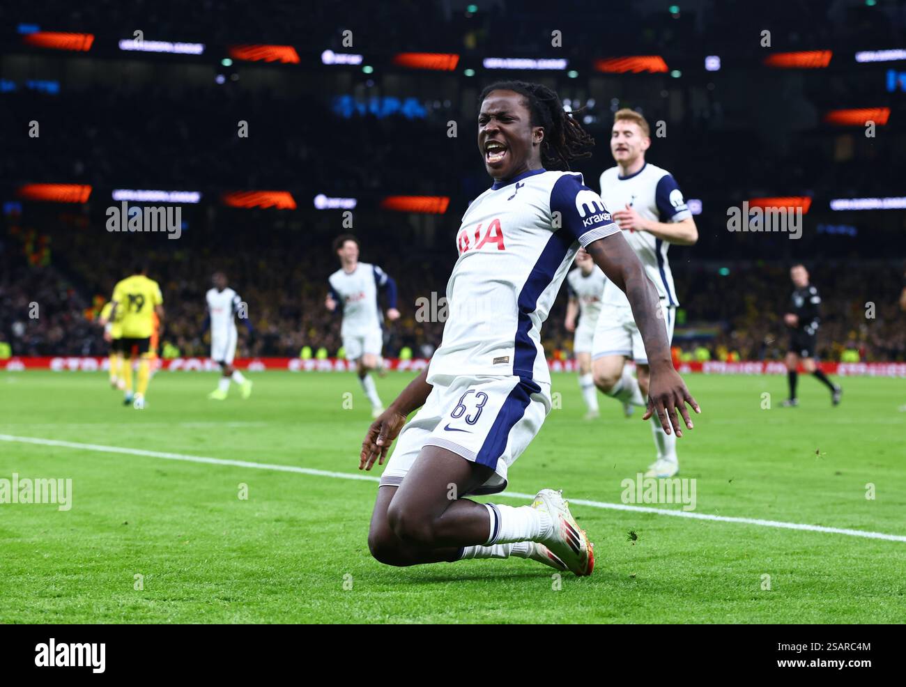 Oyindsmola Ajayi del Tottenham Hotspur festeggia il secondo gol con le sue squadre durante il Tottenham Hotspur e L'IF Elfsborg, UEFA Europa League, Tottenham Hotspur Stadium, Londra Regno Unito. Credito : Michael Zemanek Foto Stock