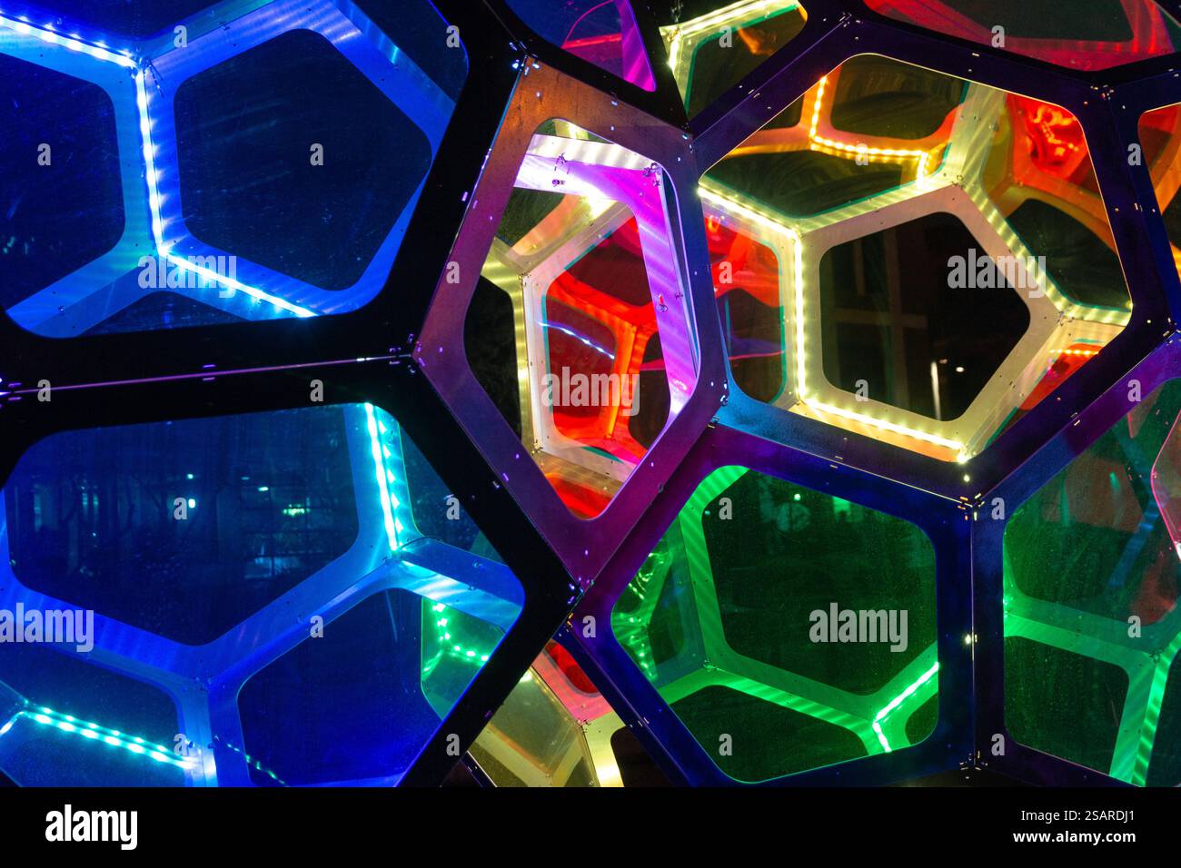 Una splendida mostra di luci d'arte che si riflette sul canale di Scottsdale durante l'evento di arte pubblica Scottsdale Canal Convergence 2024. Foto Stock