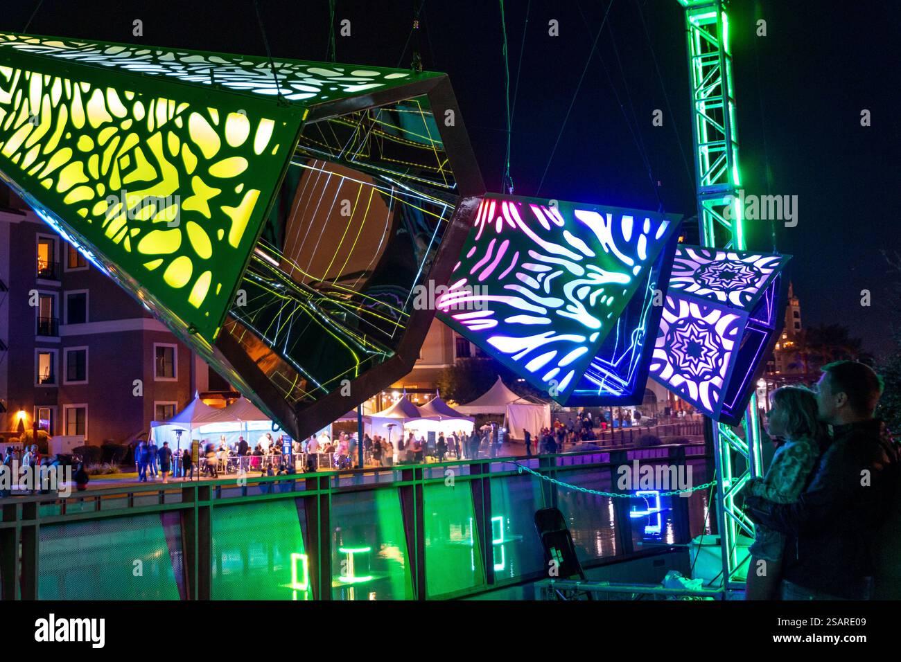 Una splendida mostra di luci d'arte che si riflette sul canale di Scottsdale durante l'evento di arte pubblica Scottsdale Canal Convergence 2024. Foto Stock
