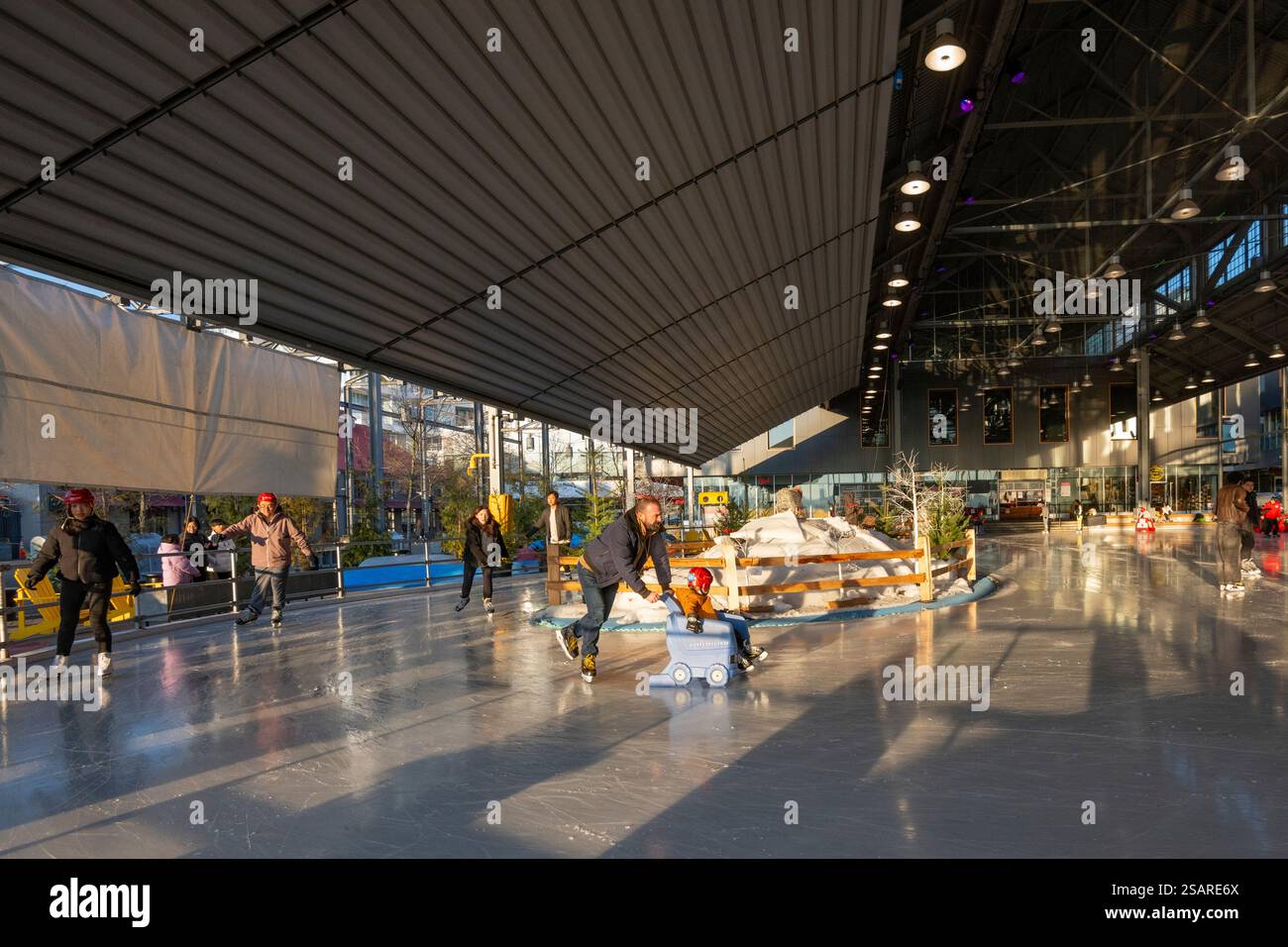 Pista di pattinaggio sul ghiaccio a Lonsdale Quay in inverno, North Vancouver, British Columbia, Canada Foto Stock