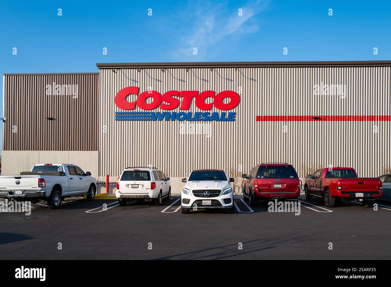 Facciata di un negozio Costco. Costco è una delle numerose aziende che difendono il suo programma DEI (diversità, equità, inclusione) nonostante il respingimento repubblicano. Foto Stock