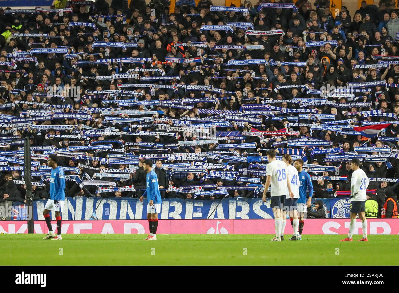Glasgow, Regno Unito. 30 gennaio 2025. I Rangers hanno giocato con la squadra di calcio belga, l'Union Saint-Gilliose (USG) nella fase di campionato dell'Europa League al Rangers home Ground, Ibrox Stadium, Glasgow, Scozia, Regno Unito. Il punteggio finale è stato Rangers 2 - 1 USG. Tifosi dei Rangers con le loro sciarpe verso la fine della partita. Crediti: Findlay/Alamy Live News Foto Stock