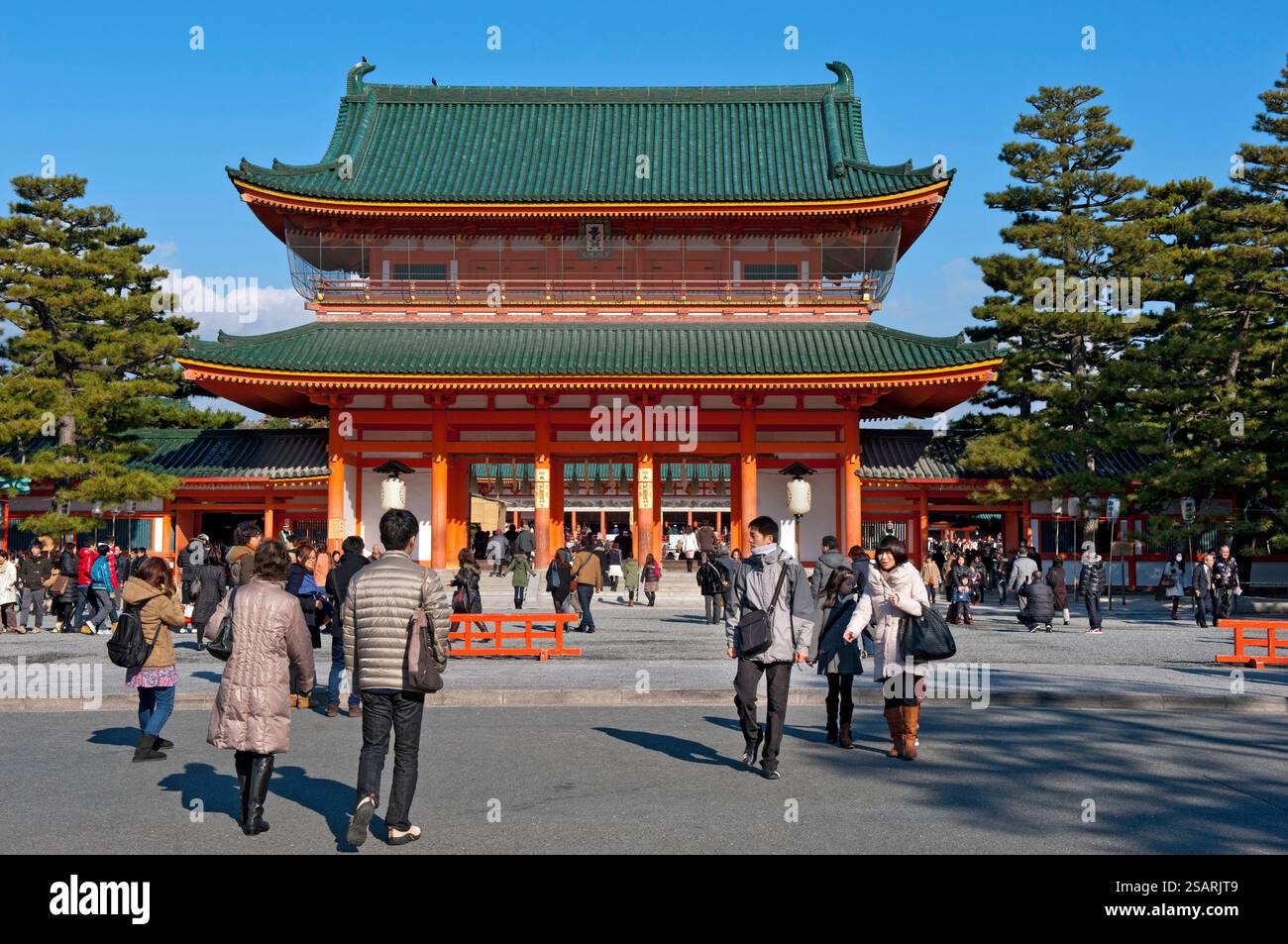 Folle di visitatori al santuario shintoista Heian Jingu di Kyoto durante la 'Hatsumode' (prima visita al santuario di Capodanno) per augurare buona fortuna per l'anno prossimo. Foto Stock