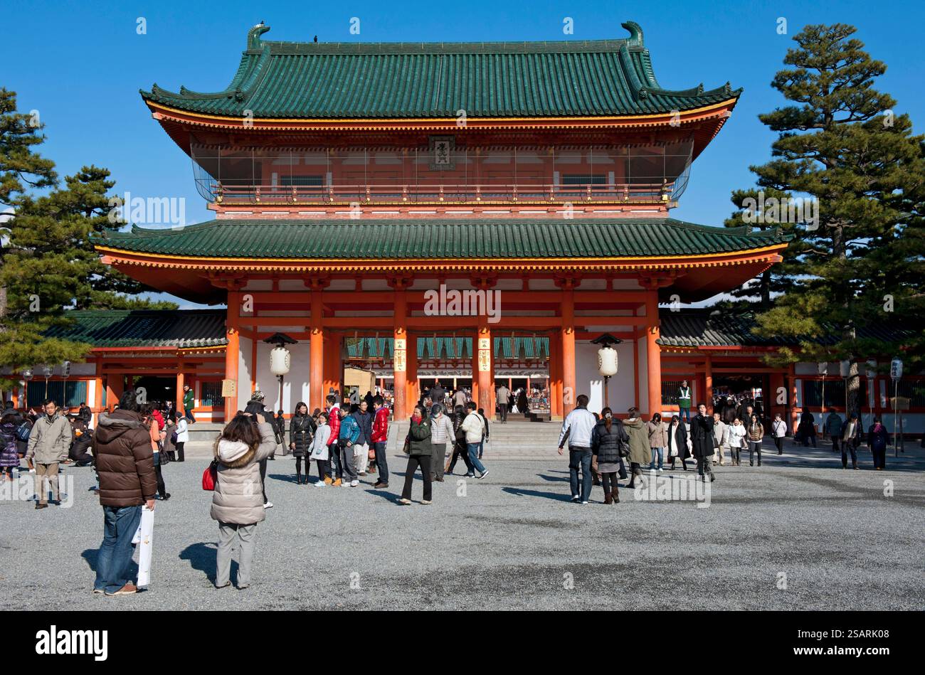 Folle di visitatori al santuario shintoista Heian Jingu di Kyoto durante la 'Hatsumode' (prima visita al santuario di Capodanno) per augurare buona fortuna per l'anno prossimo. Foto Stock
