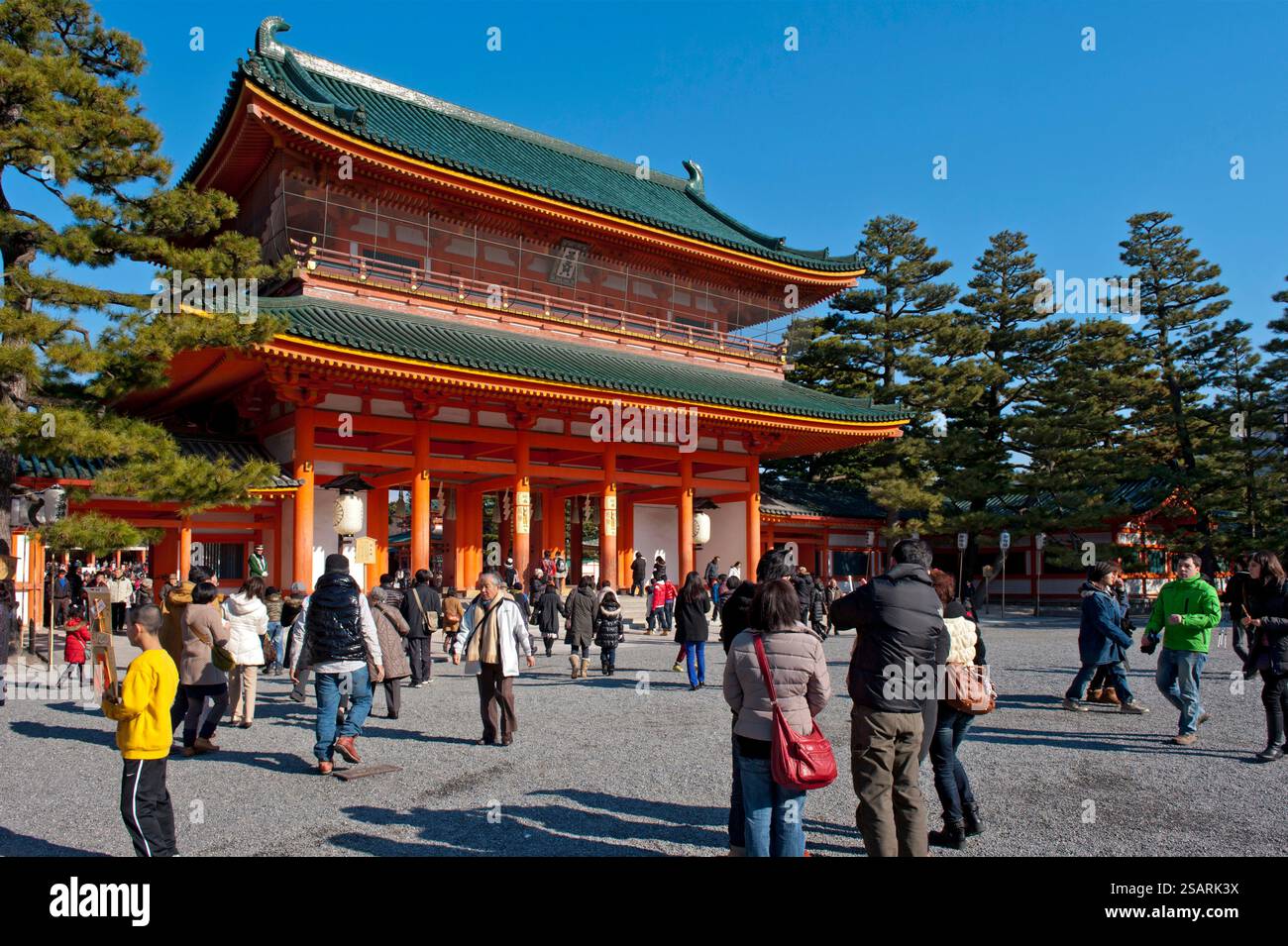 Folle di visitatori al santuario shintoista Heian Jingu di Kyoto durante la 'Hatsumode' (prima visita al santuario di Capodanno) per augurare buona fortuna per l'anno prossimo. Foto Stock