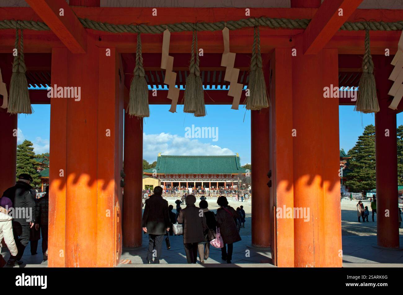 Folle di visitatori al santuario shintoista Heian Jingu di Kyoto durante la 'Hatsumode' (prima visita al santuario di Capodanno) per augurare buona fortuna per l'anno prossimo. Foto Stock