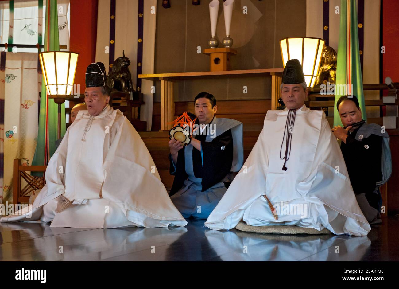 La commedia giapponese Noh combina danza-dramma tradizionale, recitazione e musica per raccontare una storia vista al santuario shintoista Heian Jingu il giorno di Capodanno, Kyoto, Giappone. Foto Stock