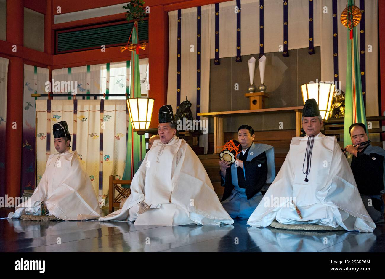 La commedia giapponese Noh combina danza-dramma tradizionale, recitazione e musica per raccontare una storia vista al santuario shintoista Heian Jingu il giorno di Capodanno, Kyoto, Giappone. Foto Stock