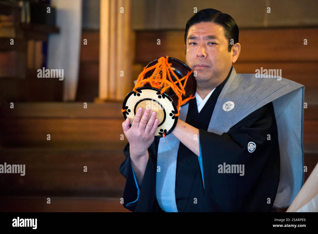 La commedia giapponese Noh combina danza-dramma tradizionale, recitazione e musica per raccontare una storia vista al santuario shintoista Heian Jingu il giorno di Capodanno, Kyoto, Giappone. Foto Stock