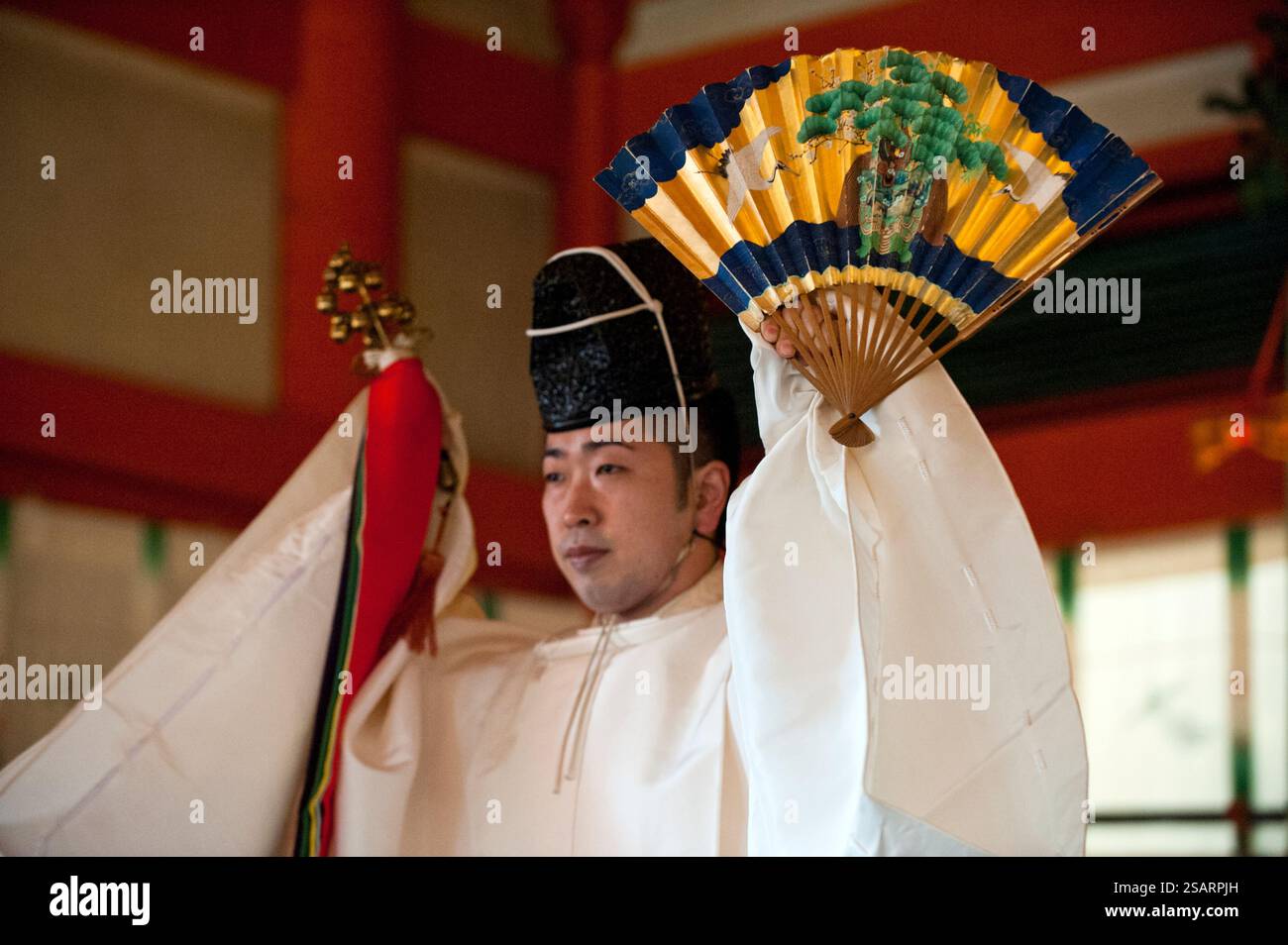 La commedia giapponese Noh combina danza-dramma tradizionale, recitazione e musica per raccontare una storia vista al santuario shintoista Heian Jingu il giorno di Capodanno, Kyoto, Giappone. Foto Stock