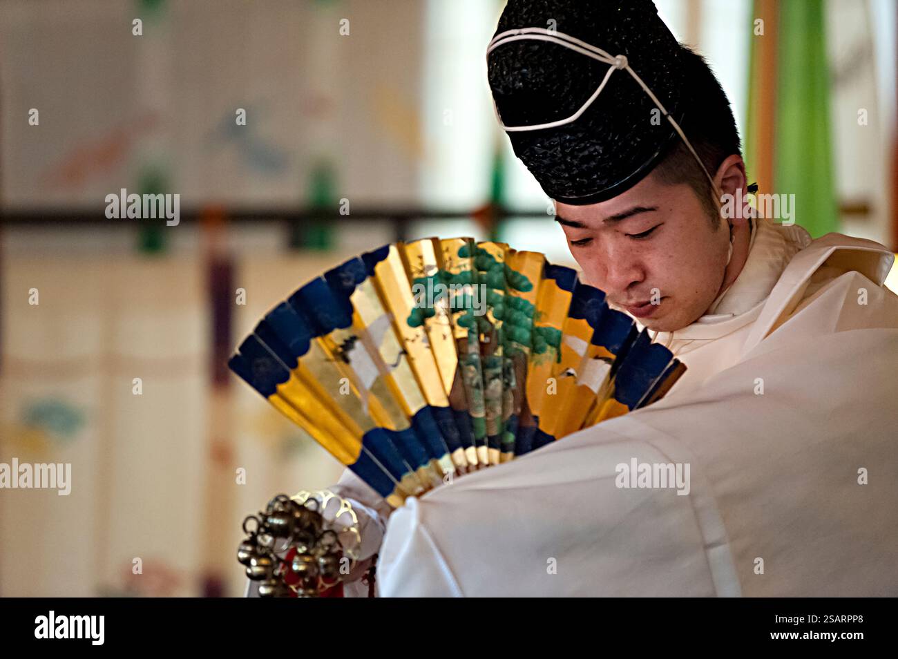 La commedia giapponese Noh combina danza-dramma tradizionale, recitazione e musica per raccontare una storia vista al santuario shintoista Heian Jingu il giorno di Capodanno, Kyoto, Giappone. Foto Stock