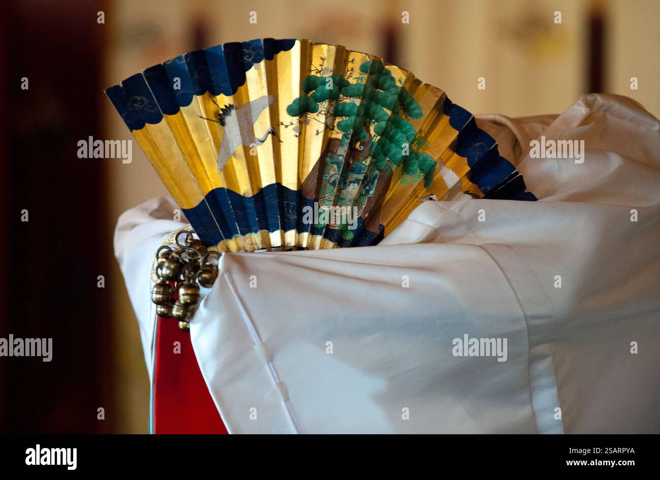 La commedia giapponese Noh combina danza-dramma tradizionale, recitazione e musica per raccontare una storia vista al santuario shintoista Heian Jingu il giorno di Capodanno, Kyoto, Giappone. Foto Stock