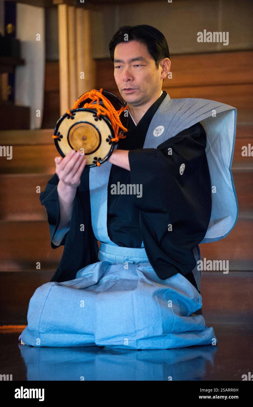 La commedia giapponese Noh combina danza-dramma tradizionale, recitazione e musica per raccontare una storia vista al santuario shintoista Heian Jingu il giorno di Capodanno, Kyoto, Giappone. Foto Stock