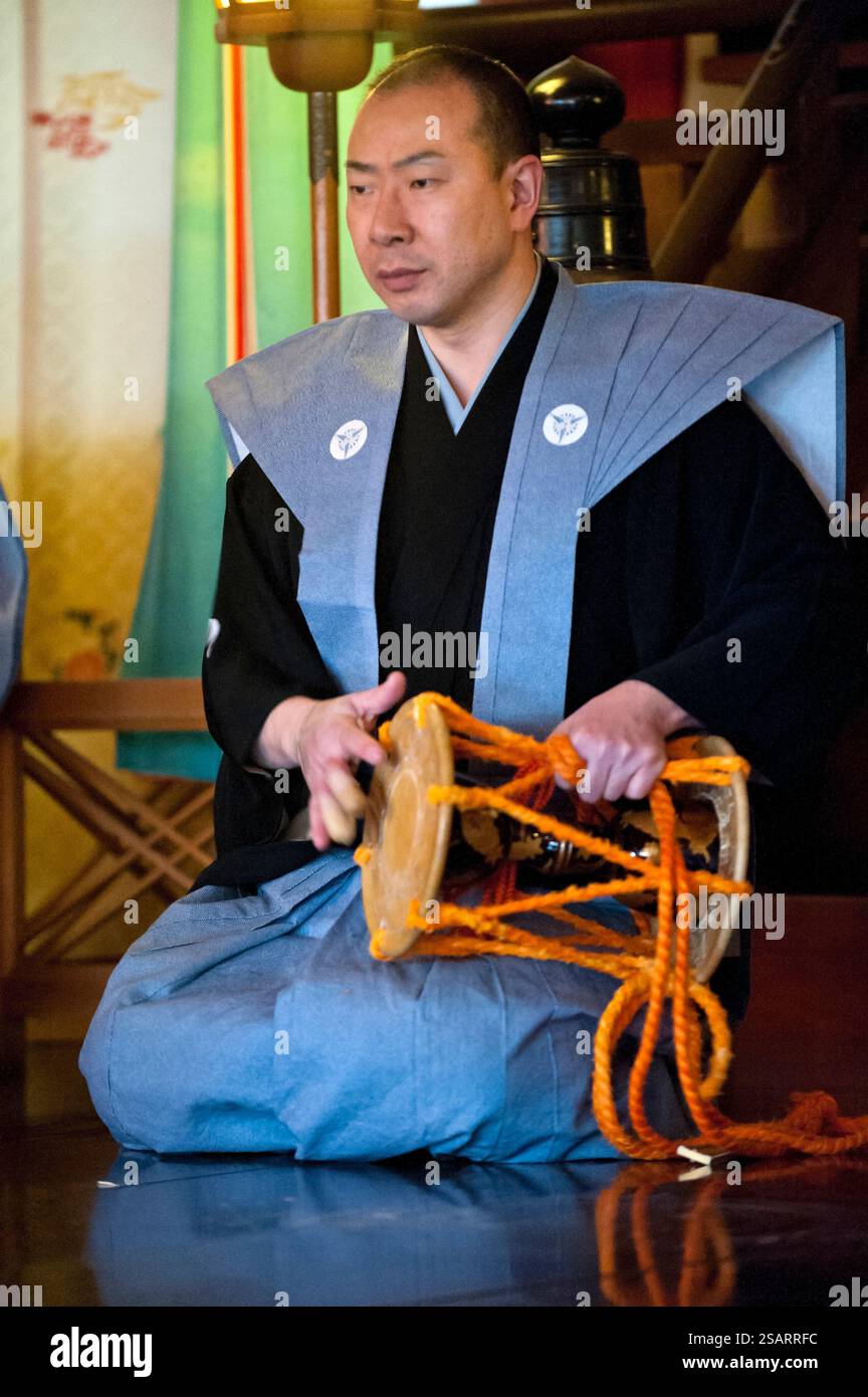La commedia giapponese Noh combina danza-dramma tradizionale, recitazione e musica per raccontare una storia vista al santuario shintoista Heian Jingu il giorno di Capodanno, Kyoto, Giappone. Foto Stock