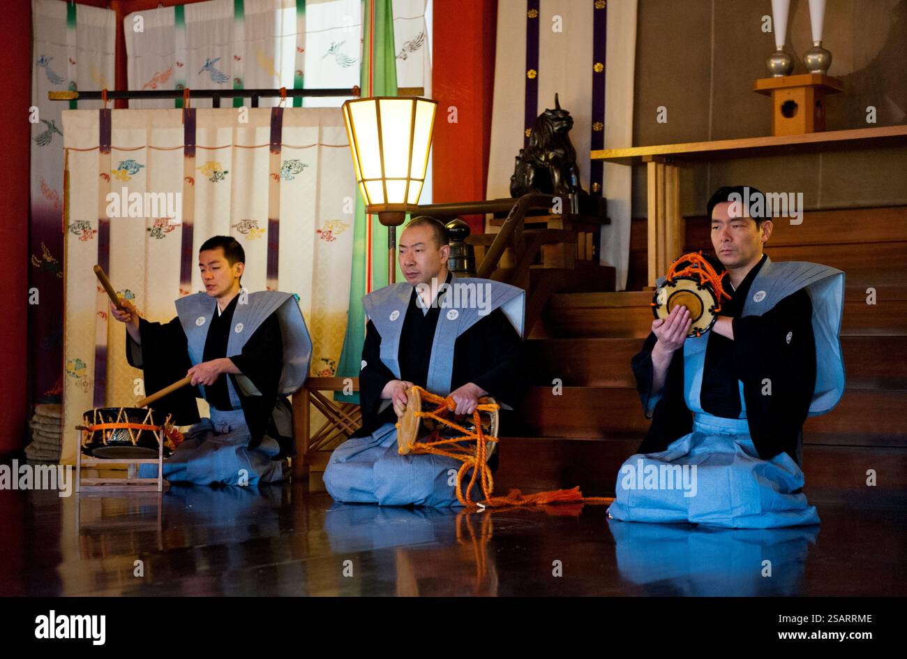 La commedia giapponese Noh combina danza-dramma tradizionale, recitazione e musica per raccontare una storia vista al santuario shintoista Heian Jingu il giorno di Capodanno, Kyoto, Giappone. Foto Stock