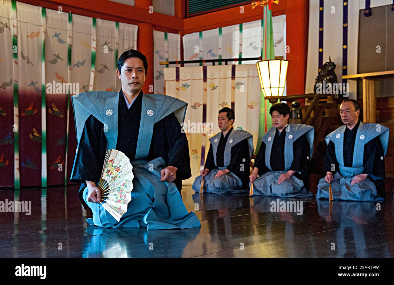 La commedia giapponese Noh combina danza-dramma tradizionale, recitazione e musica per raccontare una storia vista al santuario shintoista Heian Jingu il giorno di Capodanno, Kyoto, Giappone. Foto Stock