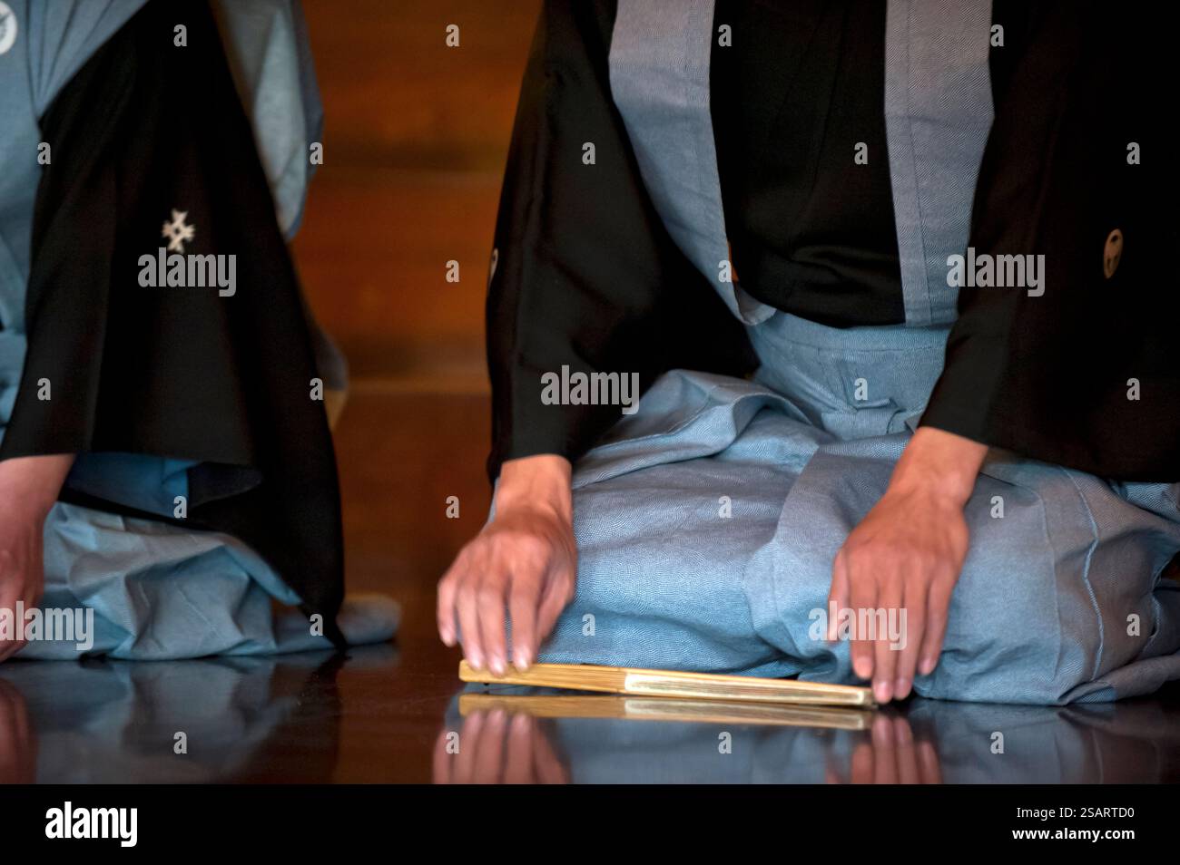La commedia giapponese Noh combina danza-dramma tradizionale, recitazione e musica per raccontare una storia vista al santuario shintoista Heian Jingu il giorno di Capodanno, Kyoto, Giappone. Foto Stock
