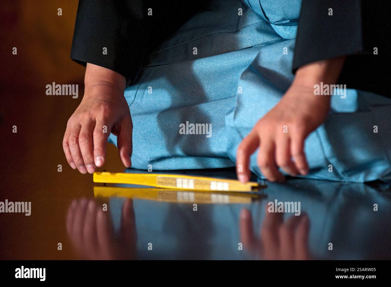 La commedia giapponese Noh combina danza-dramma tradizionale, recitazione e musica per raccontare una storia vista al santuario shintoista Heian Jingu il giorno di Capodanno, Kyoto, Giappone. Foto Stock