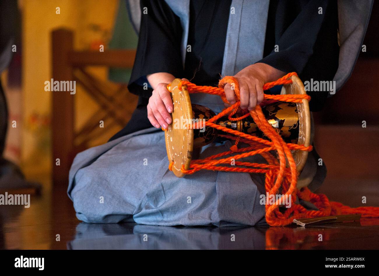 La commedia giapponese Noh combina danza-dramma tradizionale, recitazione e musica per raccontare una storia vista al santuario shintoista Heian Jingu il giorno di Capodanno, Kyoto, Giappone. Foto Stock