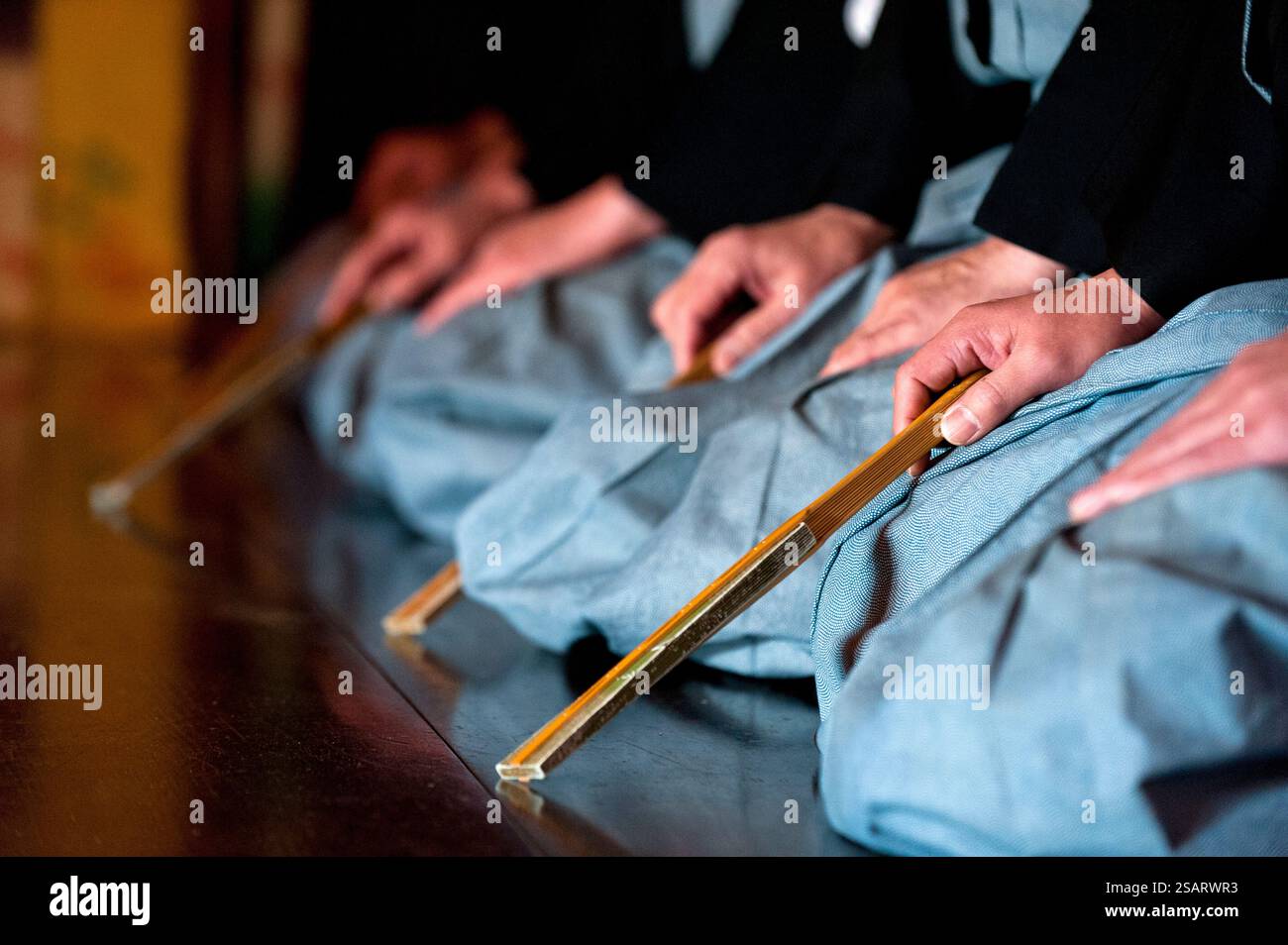 La commedia giapponese Noh combina danza-dramma tradizionale, recitazione e musica per raccontare una storia vista al santuario shintoista Heian Jingu il giorno di Capodanno, Kyoto, Giappone. Foto Stock