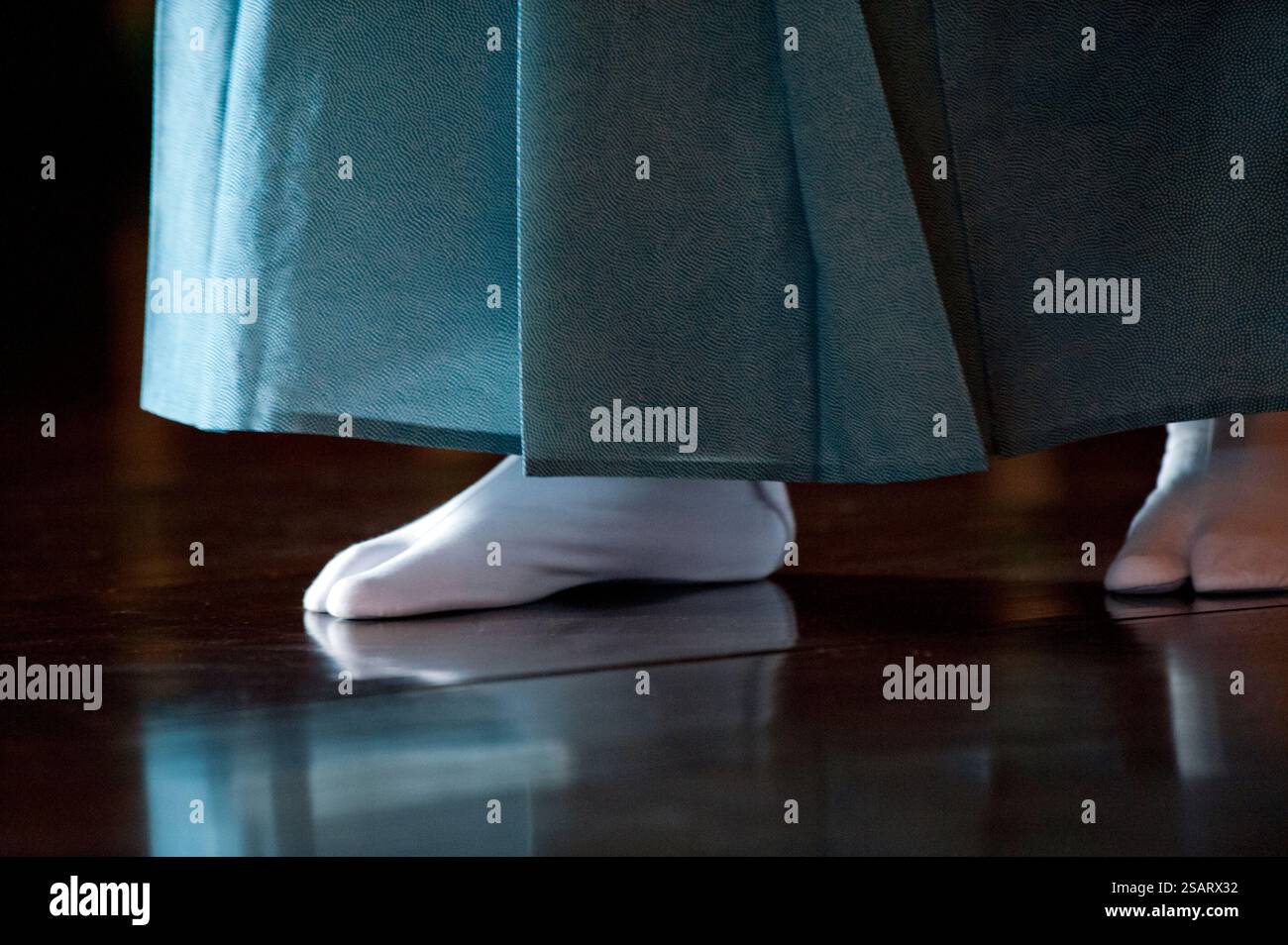 La commedia giapponese Noh combina danza-dramma tradizionale, recitazione e musica per raccontare una storia vista al santuario shintoista Heian Jingu il giorno di Capodanno, Kyoto, Giappone. Foto Stock