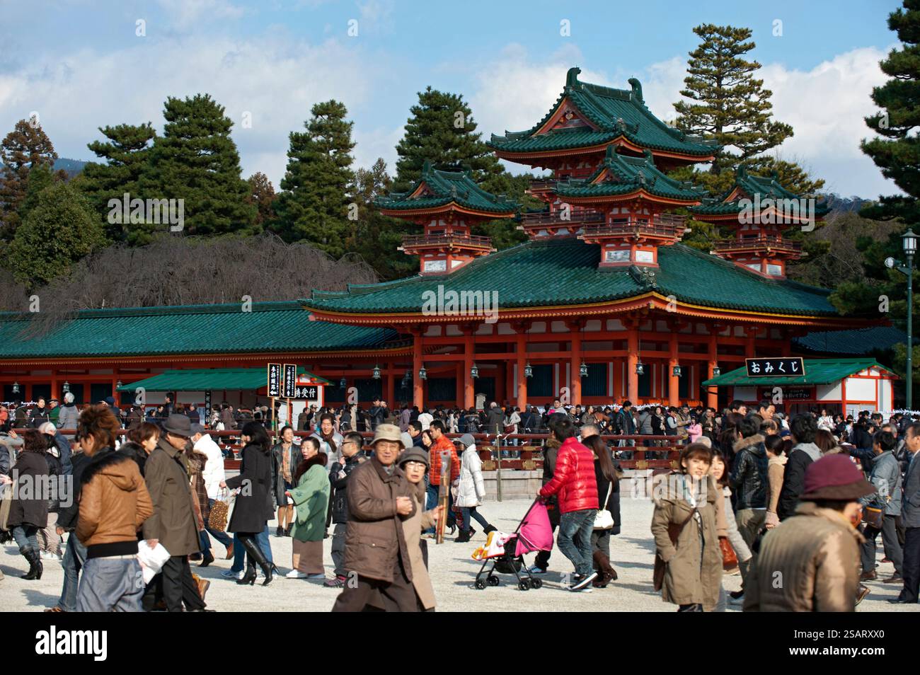 Folle di visitatori al santuario shintoista Heian Jingu di Kyoto durante la 'Hatsumode' (prima visita al santuario di Capodanno) per augurare buona fortuna per l'anno prossimo. Foto Stock