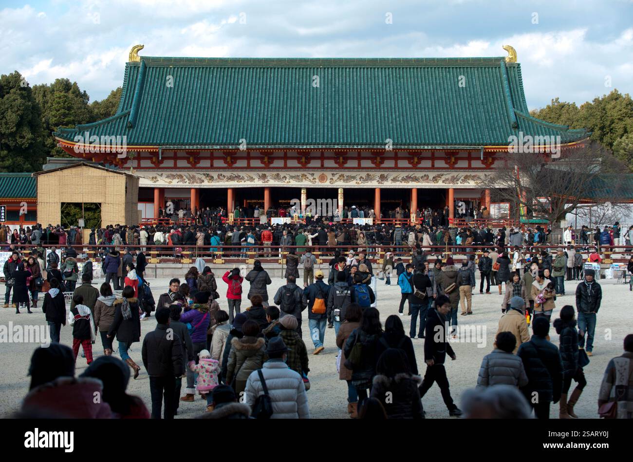 Folle di visitatori al santuario shintoista Heian Jingu di Kyoto durante la 'Hatsumode' (prima visita al santuario di Capodanno) per augurare buona fortuna per l'anno prossimo. Foto Stock