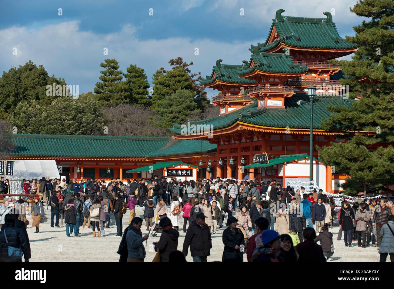 Folle di visitatori al santuario shintoista Heian Jingu di Kyoto durante la 'Hatsumode' (prima visita al santuario di Capodanno) per augurare buona fortuna per l'anno prossimo. Foto Stock