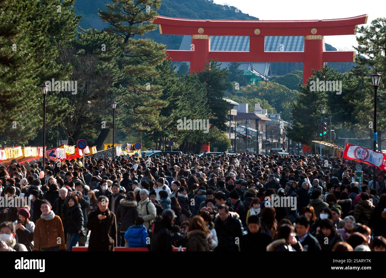 Folle di visitatori al santuario shintoista Heian Jingu di Kyoto durante la 'Hatsumode' (prima visita al santuario di Capodanno) per augurare buona fortuna per l'anno prossimo. Foto Stock