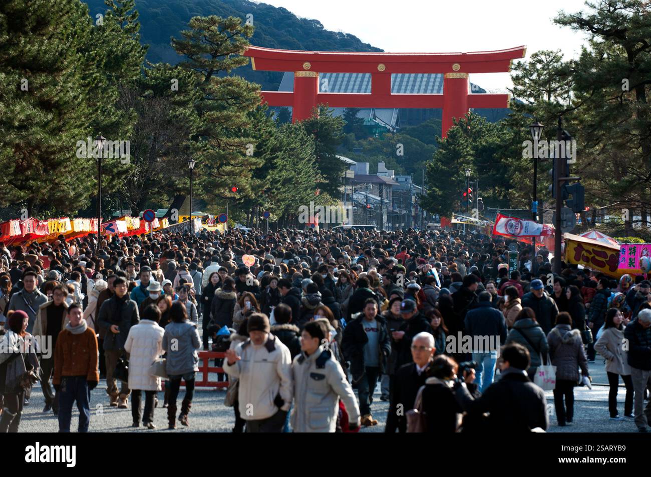 Folle di visitatori al santuario shintoista Heian Jingu di Kyoto durante la 'Hatsumode' (prima visita al santuario di Capodanno) per augurare buona fortuna per l'anno prossimo. Foto Stock