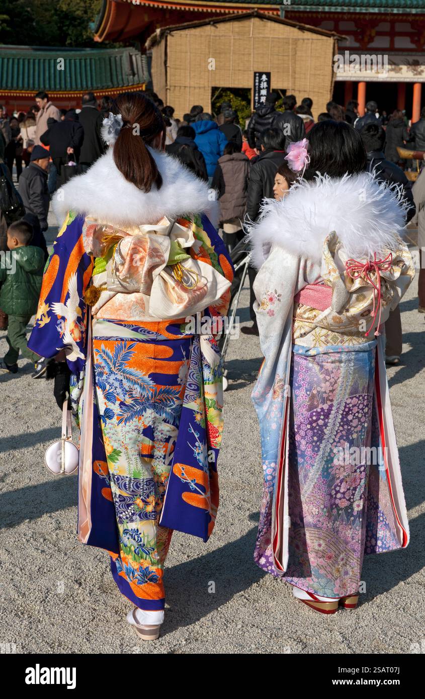 Le ragazze di 20 anni vestite con colletto a pelliccia 'furisode' (manica lunga) kimono visitano il santuario shintoista Heian Jingu per 'hatsumode' (visita di Capodanno), Kyoto Foto Stock