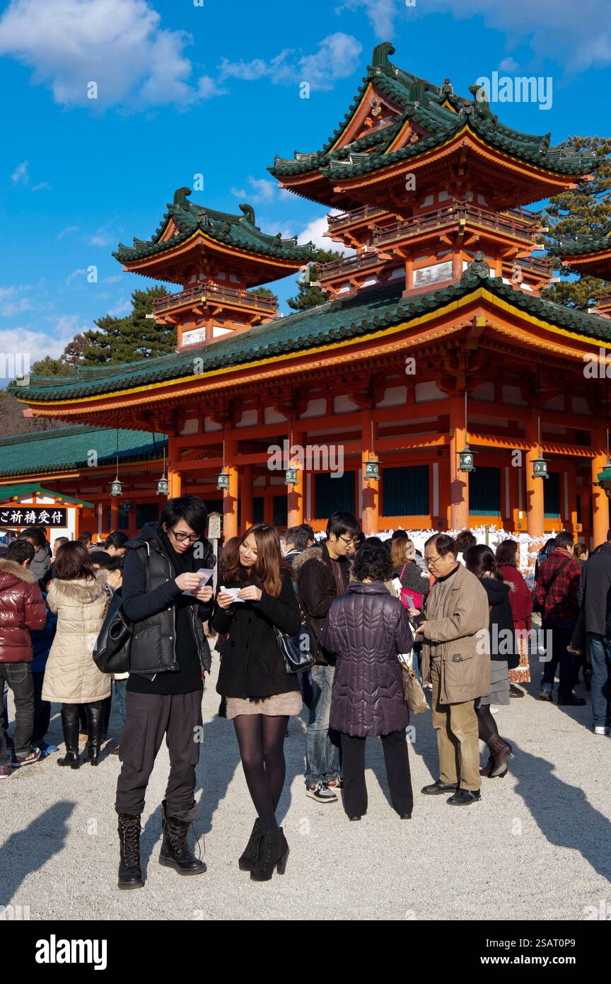 Folle di visitatori al santuario shintoista Heian Jingu di Kyoto durante la 'Hatsumode' (prima visita al santuario di Capodanno) per augurare buona fortuna per l'anno prossimo. Foto Stock