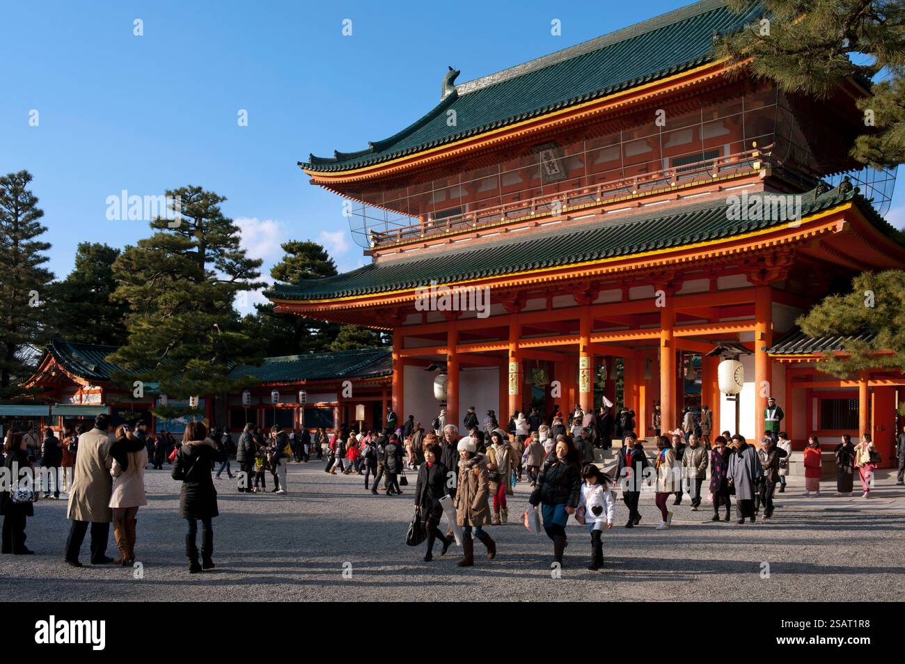 Folle di visitatori al santuario shintoista Heian Jingu di Kyoto durante la 'Hatsumode' (prima visita al santuario di Capodanno) per augurare buona fortuna per l'anno prossimo. Foto Stock