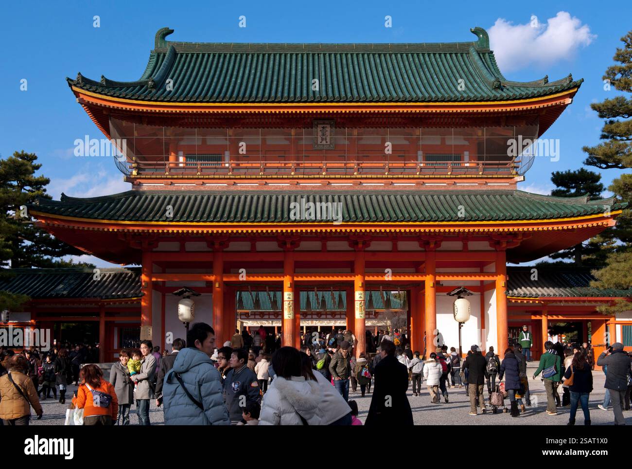 Folle di visitatori al santuario shintoista Heian Jingu di Kyoto durante la 'Hatsumode' (prima visita al santuario di Capodanno) per augurare buona fortuna per l'anno prossimo. Foto Stock