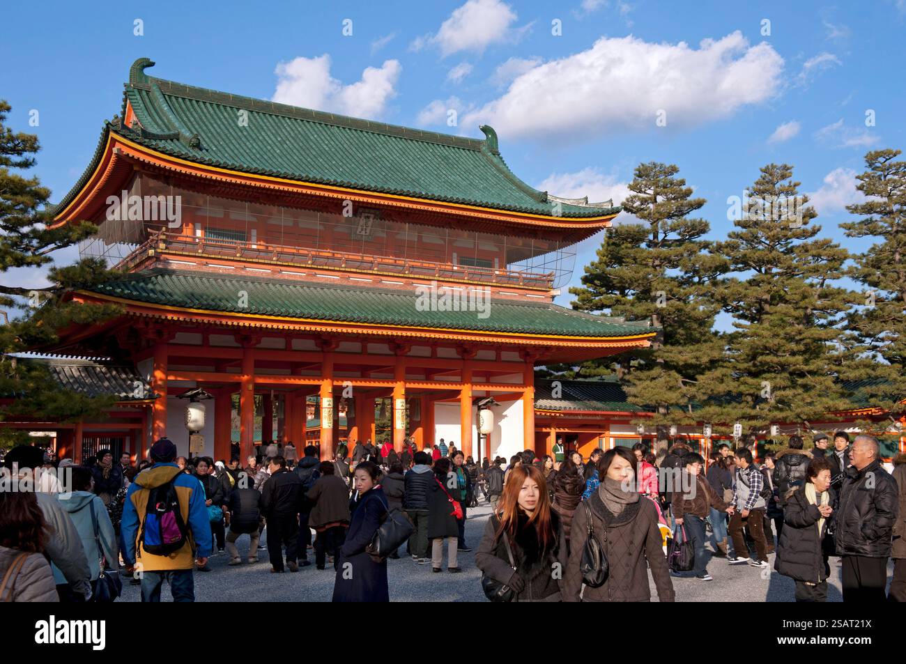 Folle di visitatori al santuario shintoista Heian Jingu di Kyoto durante la 'Hatsumode' (prima visita al santuario di Capodanno) per augurare buona fortuna per l'anno prossimo. Foto Stock