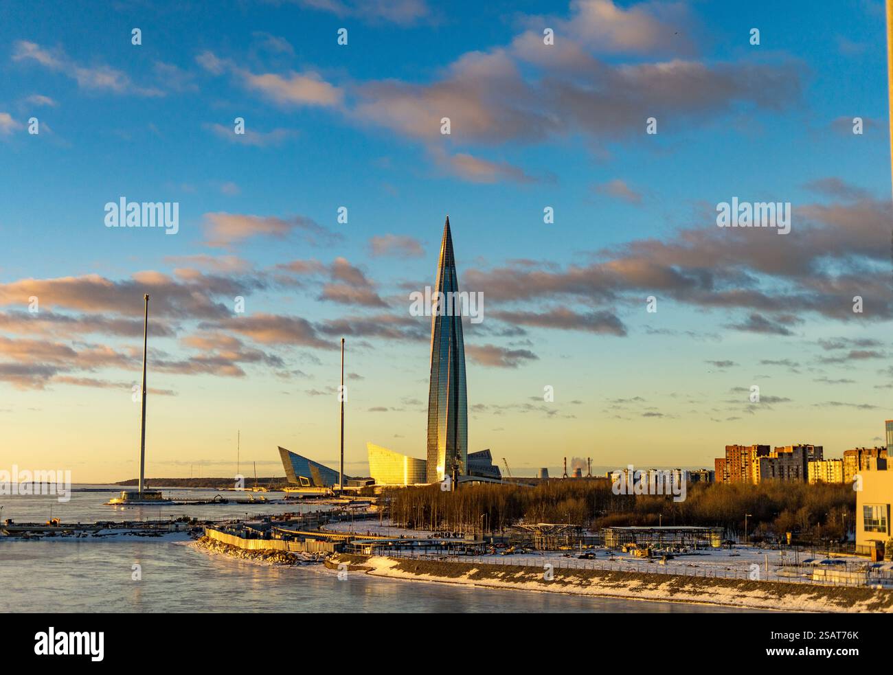 Edificio del Lakhta Center sulla riva del Golfo di Finlandia a San Pietroburgo Foto Stock