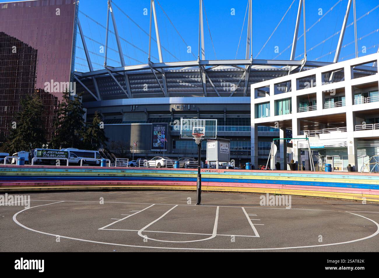 Nella Plaza of Nations di Vancouver, British Columbia, è allestito un canestro da basket con il BC Place Stadium dietro di sé. Foto Stock