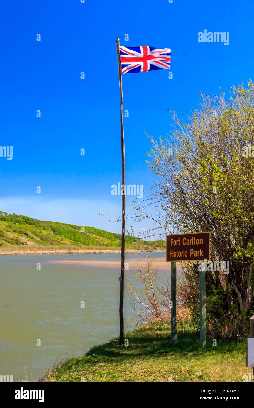 Un'asta con una bandiera britannica sopra di essa. La bandiera è su un palo vicino a un fiume Foto Stock