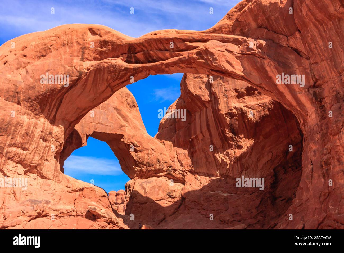 L'arco è fatto di roccia rossa ed è aperto al cielo. L'arco è una meraviglia naturale ed è una bella vista da vedere Foto Stock
