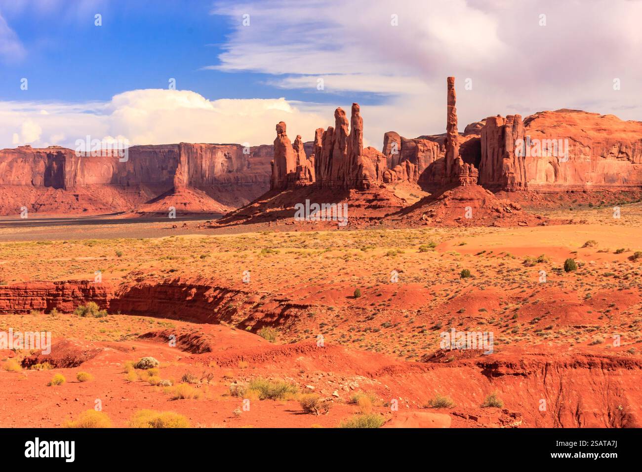 La Monument Valley è considerata una delle meraviglie naturali del mondo a causa della bellezza degli enormi "monumenti" di pietra che si sono evoluti Foto Stock