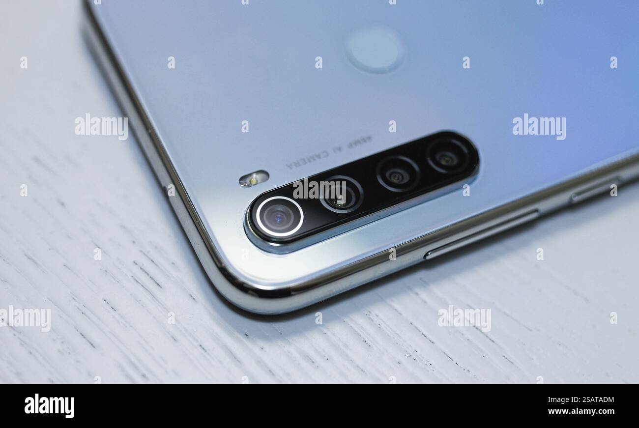 Vista angolata di uno smartphone con design a quattro telecamere e finiture eleganti Foto Stock