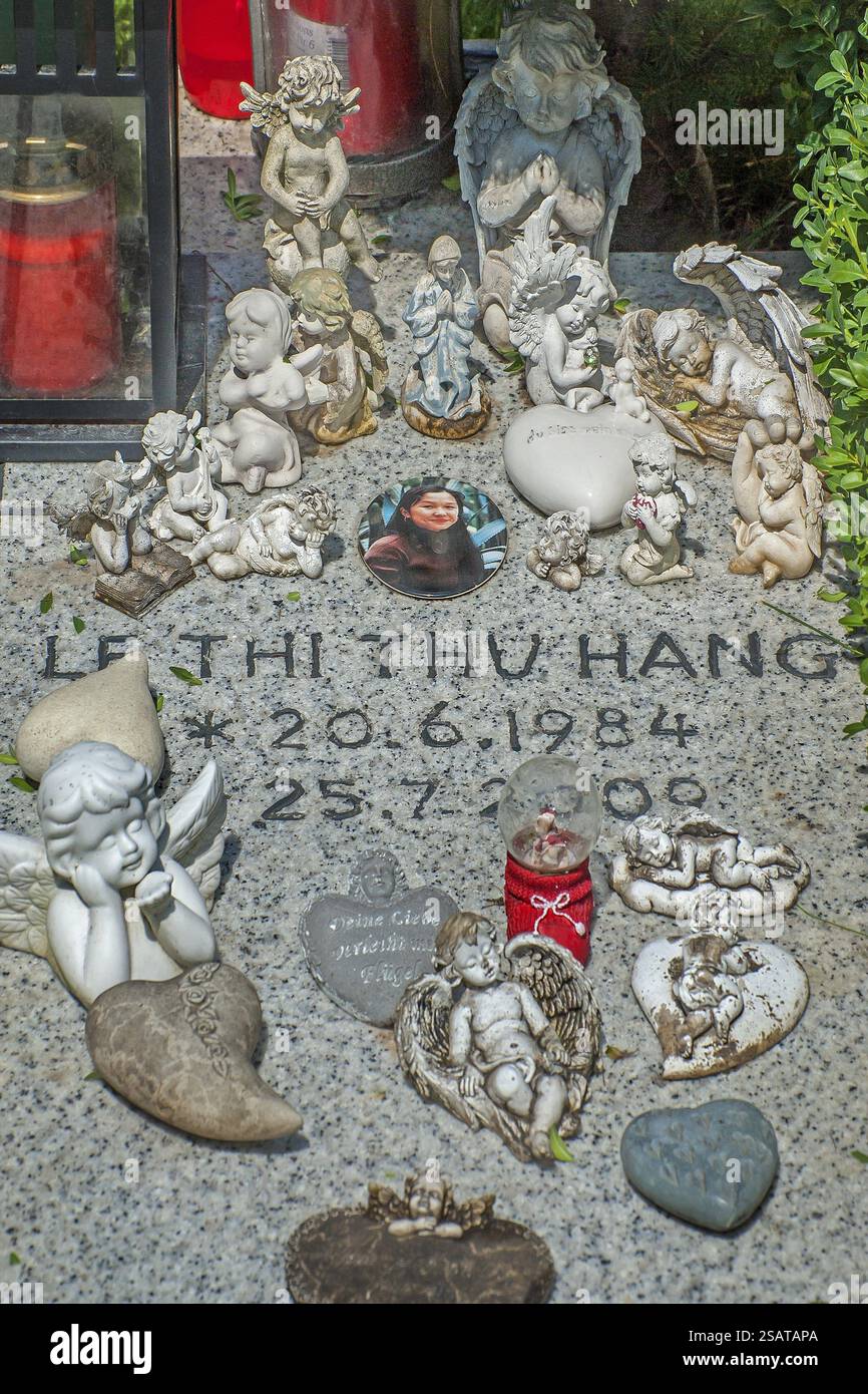 Lapide con molti putti e luci funerarie, Nordfriedhof, Ungererstr., Monaco di Baviera, alta Baviera, Baviera, Germania, Europa Foto Stock