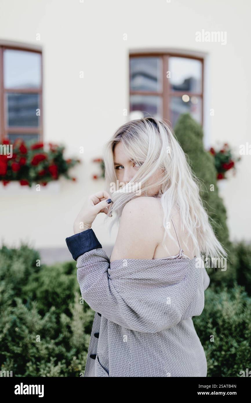 Posa giocosa di una donna all'aperto con un'atmosfera vivace Foto Stock